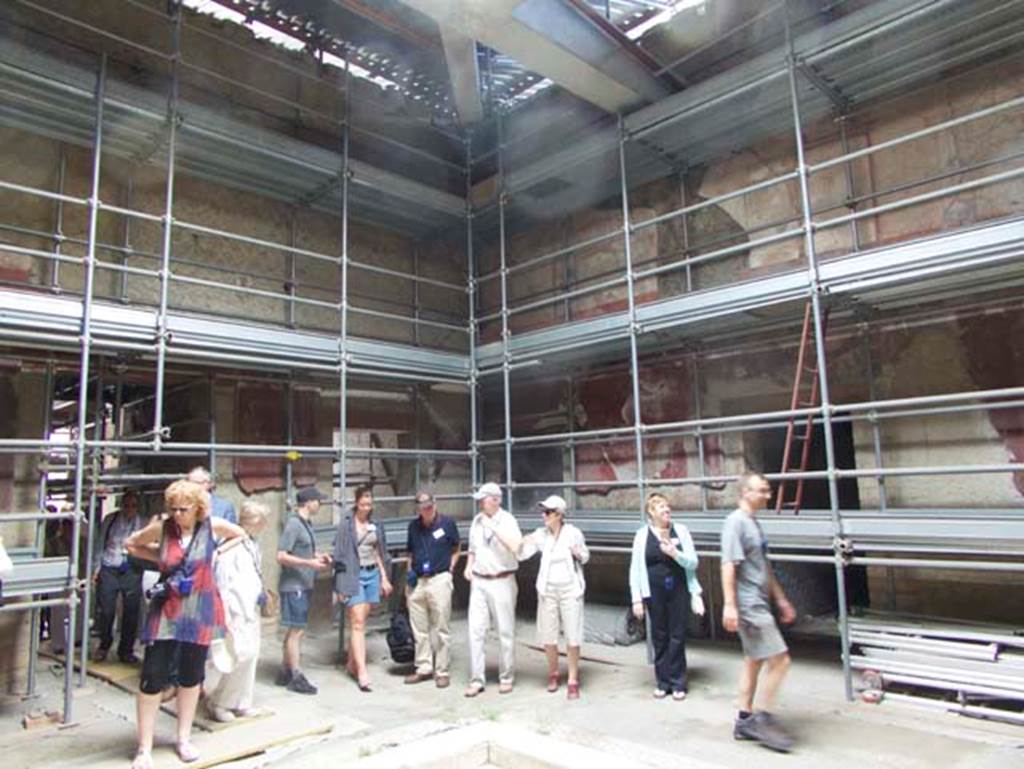 V.15 Herculaneum, September 2016. Looking towards north-east side of atrium, and entrance corridor, on left. Herculaneum Society visit. Photo courtesy of Michael Binns.


