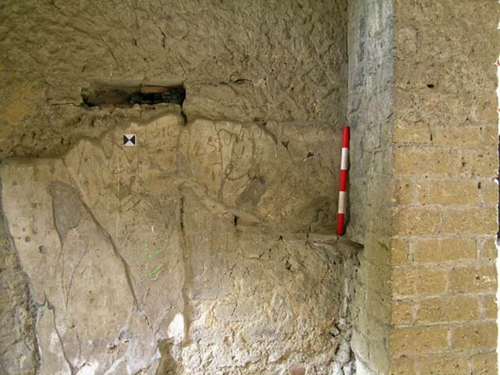 V.15, Herculaneum. May 2004. Detail from east wall at south end. Photo courtesy of Nicolas Monteix.