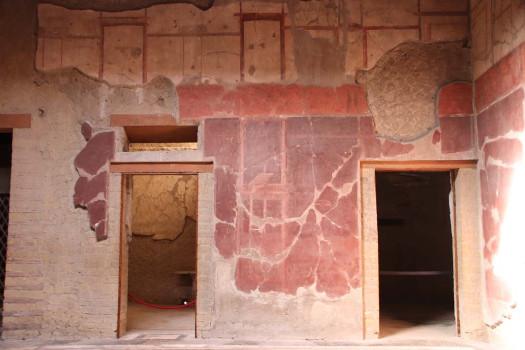 V.15, Herculaneum. October 2020. 
West wall in north-west corner of atrium, with doorways to central cubiculum, and cubiculum in north-west corner. Photo courtesy of Klaus Heese.
