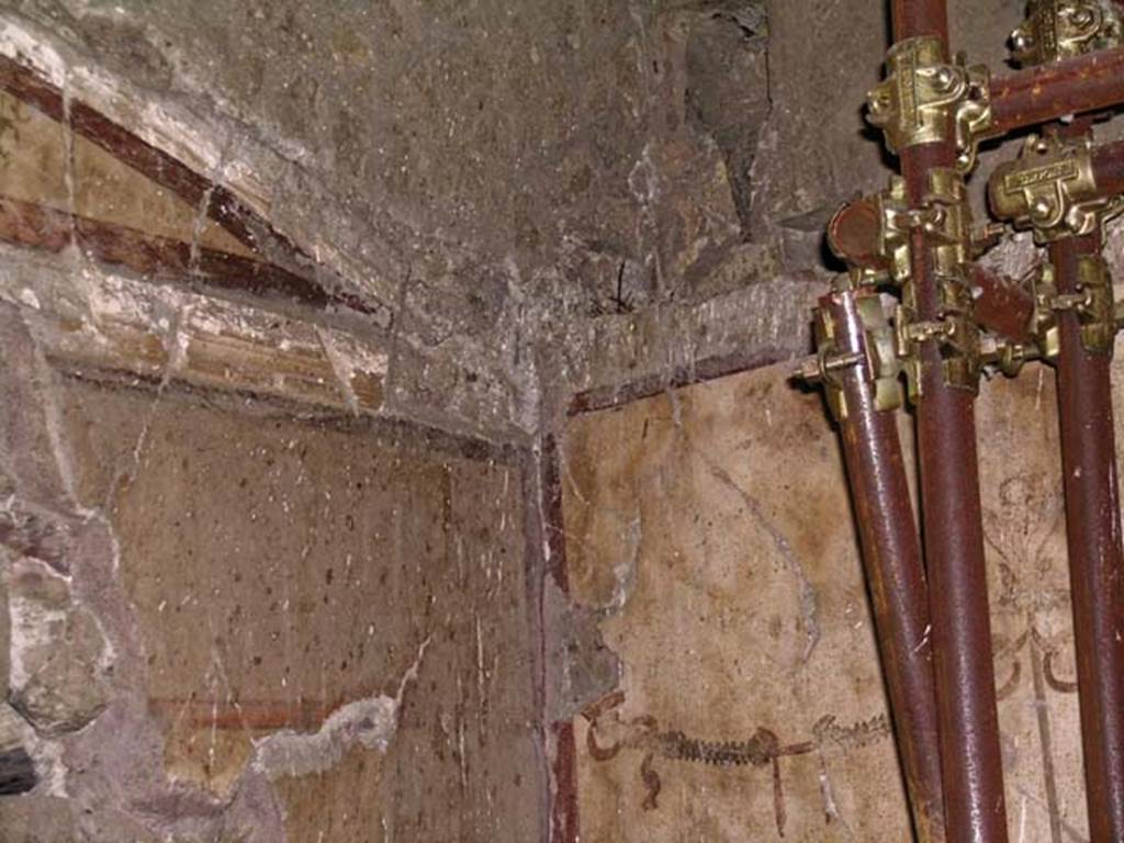 V.15, Herculaneum. December 2004. Detail of north-west corner of cubiculum in north-west corner of atrium. 
Photo courtesy of Nicolas Monteix.



