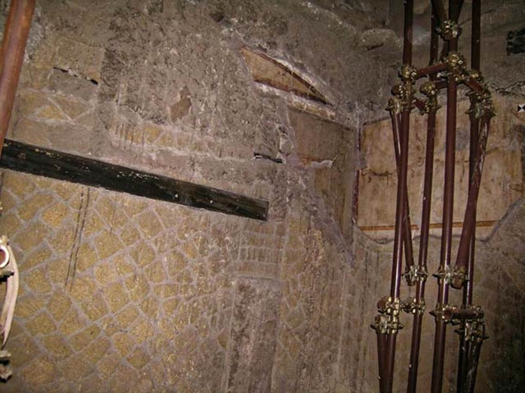 V.15, Herculaneum. December 2004. Cubiculum in north-west corner of atrium, vaulted west walland north-west corner.
Photo courtesy of Nicolas Monteix.

