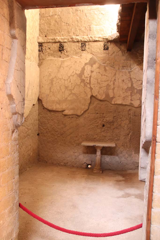 V.15, Herculaneum. October 2020. 
Looking through doorway from atrium into central cubiculum, and with floor above. Photo courtesy of Klaus Heese.
