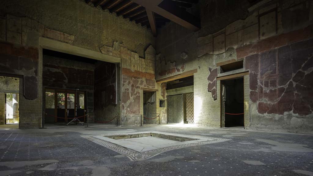 V.15 Herculaneum. August 2021. 
Looking across atrium towards the south-west corner, on right side of tablinum. Photo courtesy of Robert Hanson.
