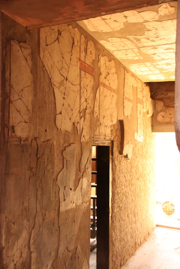 V.15 Herculaneum. October 2020.
Looking south along east wall in corridor in south-west corner of atrium. Photo courtesy of Klaus Heese.
