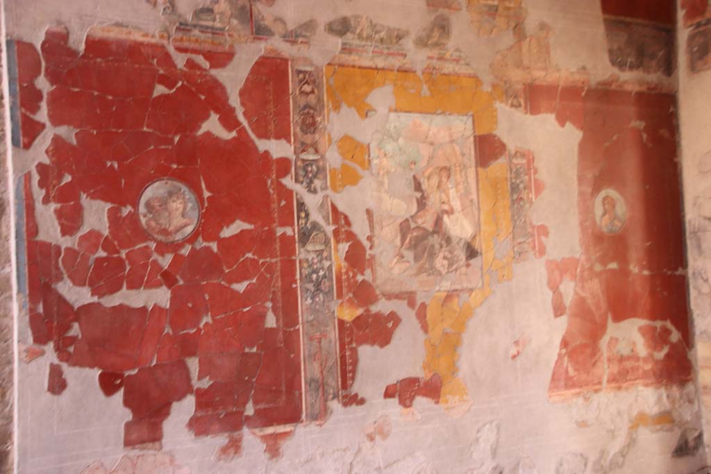 V.15 Herculaneum, October 2020. East wall of tablinum. Photo courtesy of Klaus Heese.
According to Guidobaldi and Esposito, the central painting of Mars and Venus would be on the east wall.
The central painting of Daedalus and Pasiphae would be on the west wall. 
See Guidobaldi, M.P. and Esposito, D. (2013). Herculaneum: Art of the Buried City. U.S.A, Abbeville Press, (p.247).
According to Esposito, in the middle of the east wall of the tablinum was a painting of Daedalus and Pasiphae.
In the middle of the west wall of the tablinum was a painting of Mars and Venus.
See Esposito, D. (2014). La Pittura di Ercolano.  Rome, �L�Erma� di Bretschneider, (Tav. 106) � No. 33 Studi della Soprintendenza archeologica di Pompei.
