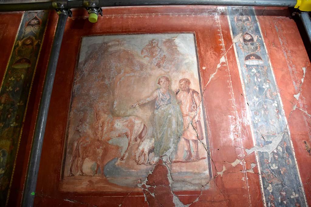 V.15 Herculaneum. October 2019. West wall of tablinum, with central painting of Daedalus and Pasiphae between decorative bands. 
Photograph � Parco Archeologico di Pompei.
