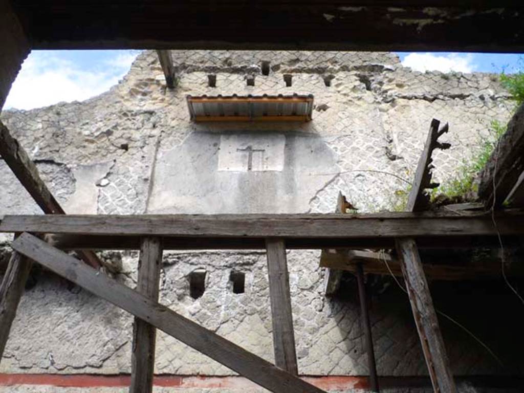 V.15 Herculaneum, House of Bicentenary, April 2013. 
Looking upwards towards west wall of upper floor room with �outline of cross�.
Photo courtesy of Bruce Longenecker.
