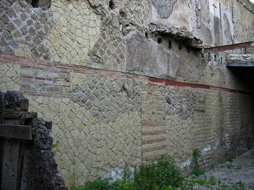 V.15 Herculaneum. May 2003. Looking north-west towards west wall of portico, under the room of the so-called cross. 
Photo courtesy of Nicolas Monteix.
