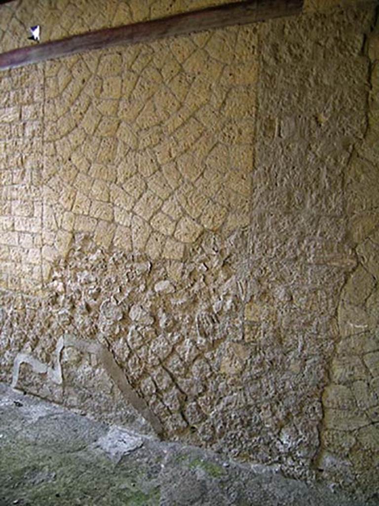 V.15, Herculaneum. May 2004. Peristyle, detail of west wall, north end, of portico.
(described by Monteix as �peristyle baie 1� - Peristyle, �blocked/filled� opening 1).
Photo courtesy of Nicolas Monteix.
These openings originally would have been linked to the House of the Bel Cortile�s large salon.

