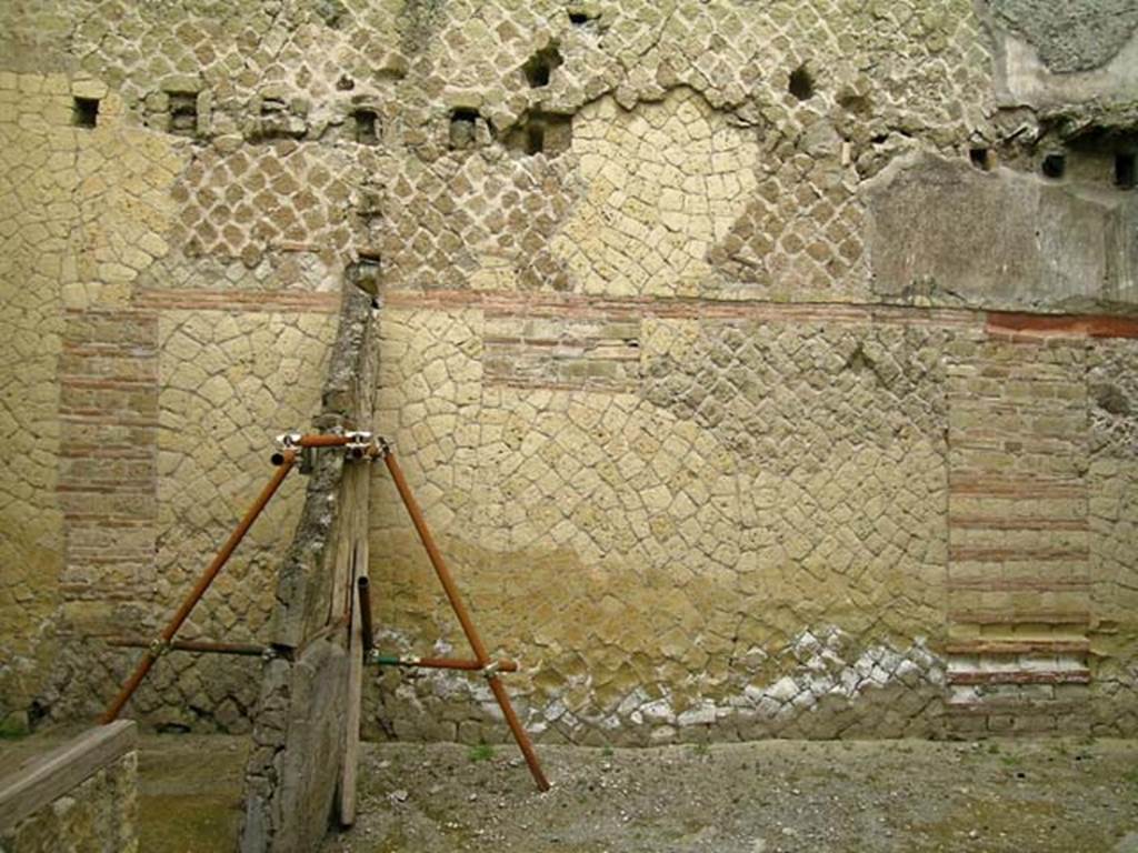 V.15, Herculaneum, May 2005. West wall of portico, south end, on the left is the storeroom/cella penaria.
(described by Monteix as �peristyle baie 4� - Peristyle, �blocked/filled� opening 4).
Photo courtesy of Nicolas Monteix.
