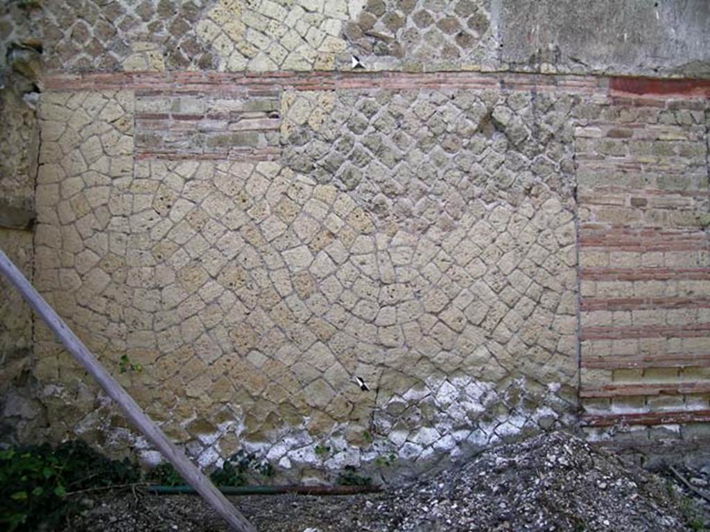 V.15, Herculaneum, May 2004. Peristyle, detail of west wall. 
(described by Monteix as �peristyle baie 4� - Peristyle, �blocked/filled� opening 4).
Photo courtesy of Nicolas Monteix.
