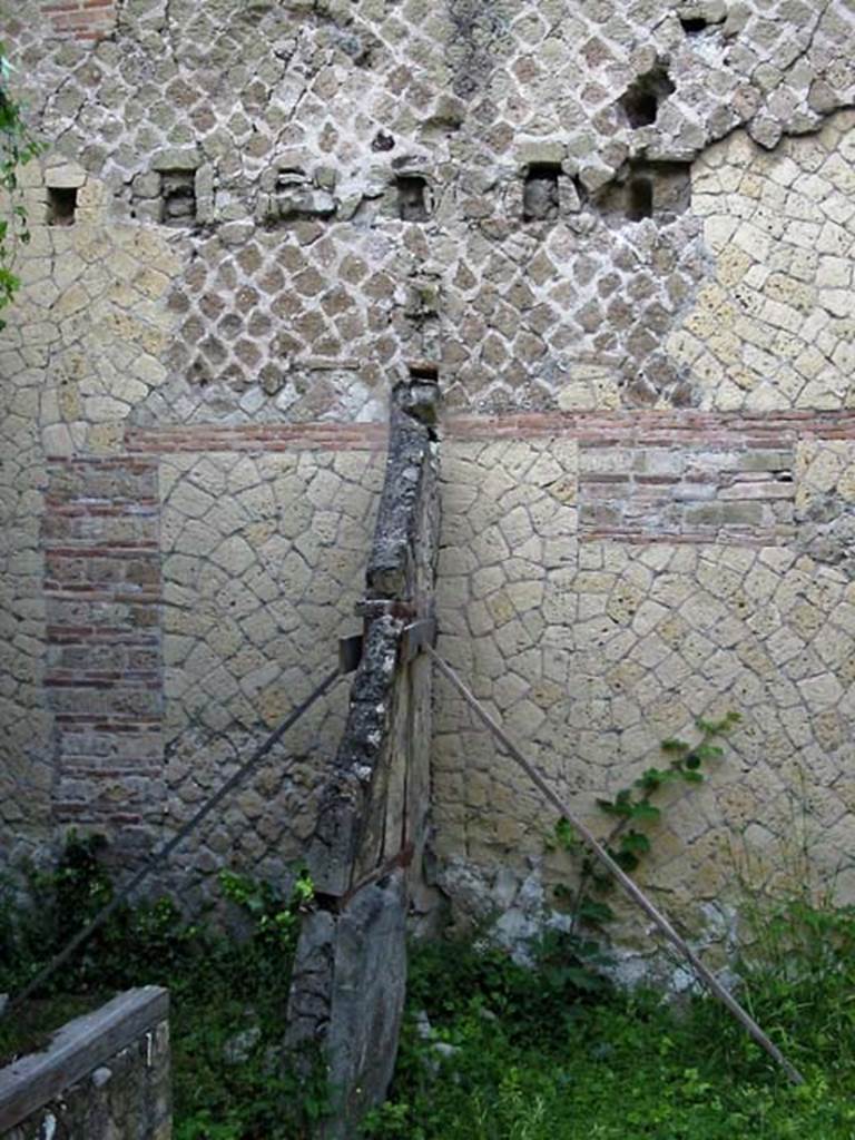 V.15, Herculaneum, May 2003. Peristyle, west wall of portico at south end.
On the left is the storeroom/cella penaria. 
(photo described by Monteix as �peristyle baie 4� - Peristyle, �blocked/filled� opening 4).
Photo courtesy of Nicolas Monteix.
