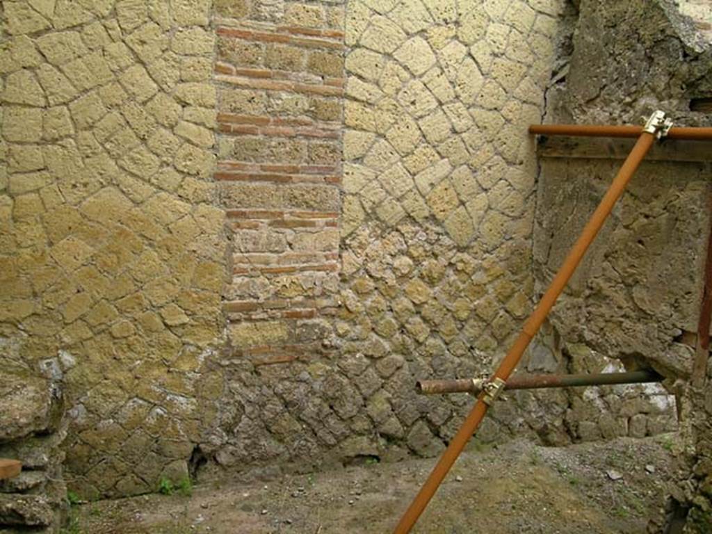 V.15, Herculaneum, May 2005. West wall at south end, part of the storeroom/cella penaria.
(photo described by Monteix as �peristyle baie 4� - Peristyle, �blocked/filled� opening 4).
Photo courtesy of Nicolas Monteix.
