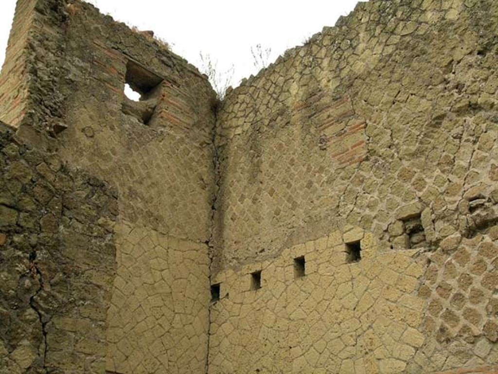 V.15, Herculaneum, May 2005. Upper west portico in south-west corner. Photo courtesy of Nicolas Monteix.