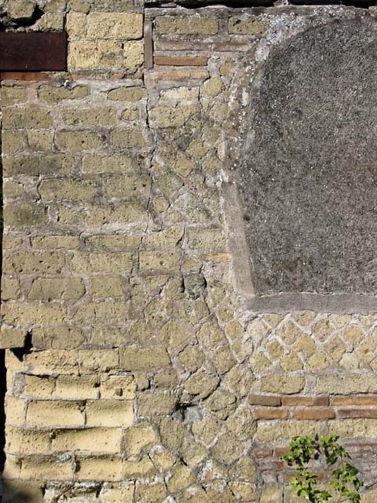 V.15, Herculaneum. May 2003. Detail of brickwork on north wall in north-east corner of large oecus.
Photo courtesy of Nicolas Monteix.
