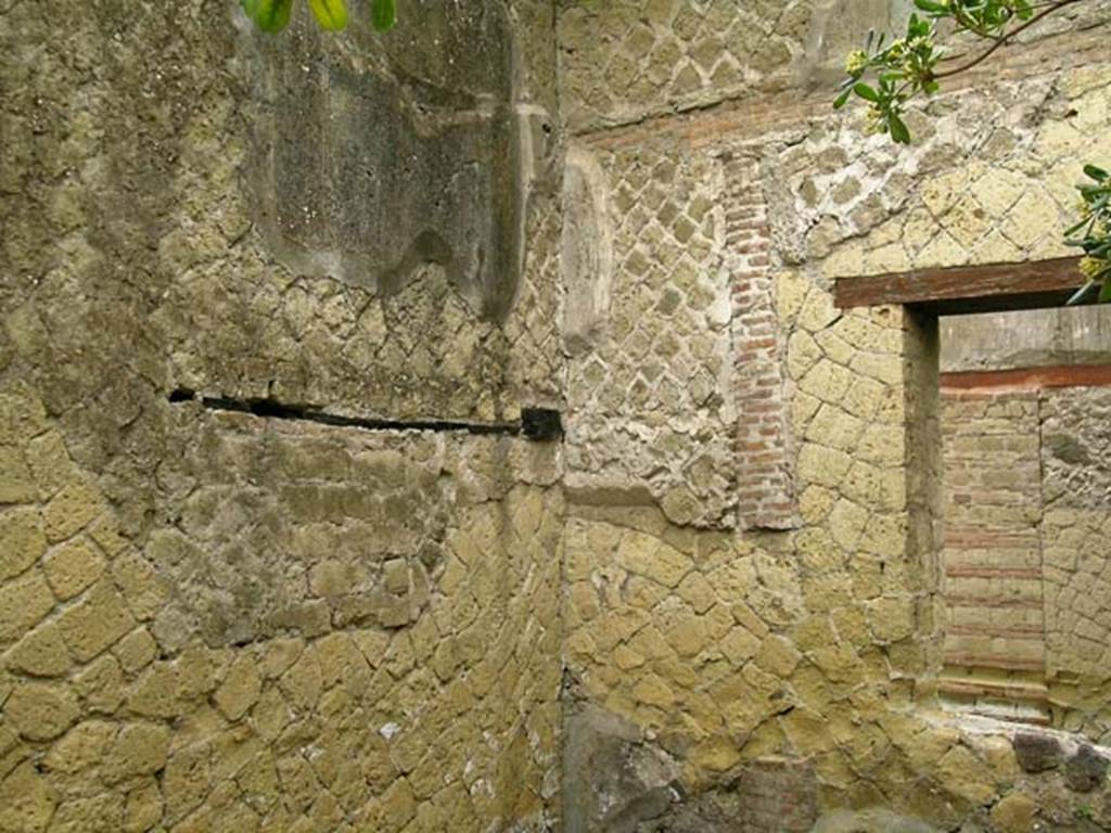 V.15, Herculaneum, May 2005.  South-west corner of garden area/peristyle, with window onto west portico. 
Photo courtesy of Nicolas Monteix.

