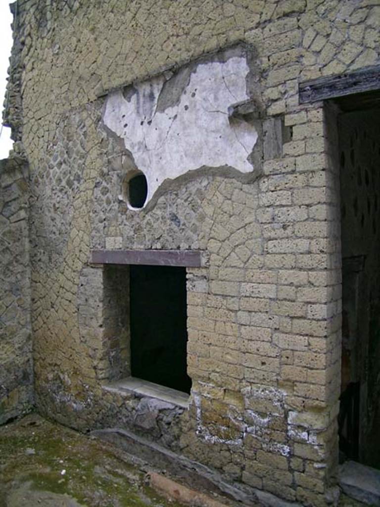 V.35, Herculaneum. May 2005. Looking towards window to room 6, the garden diaeta, on the south side of Ala 10.
Photo courtesy of Nicolas Monteix.
