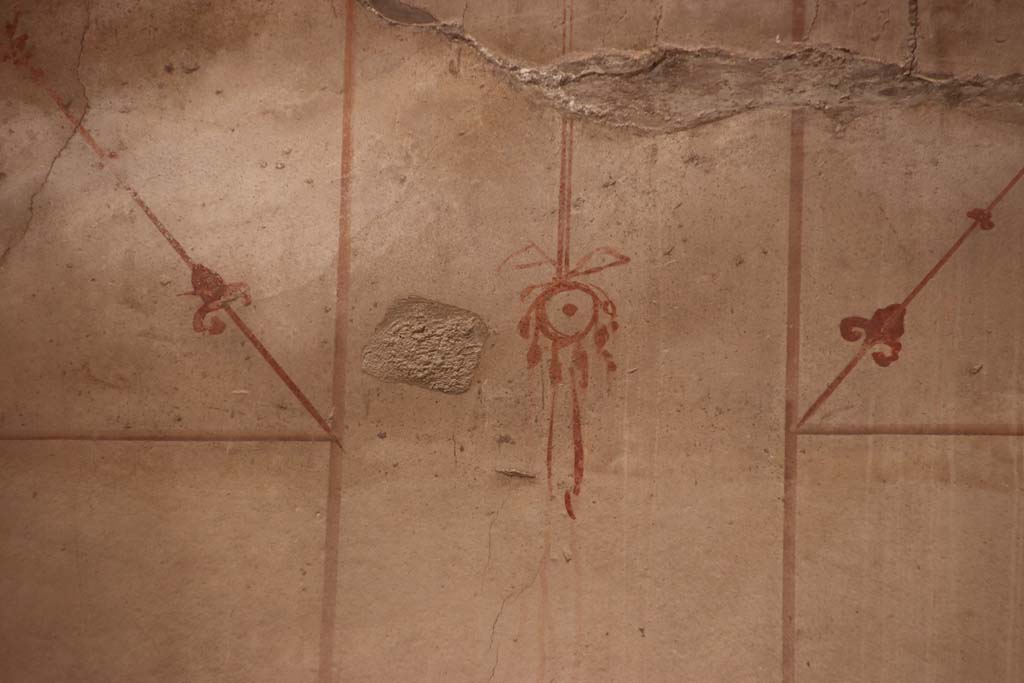 V.35 Herculaneum, October 2020. Ala 10, detail of painted decoration from upper centre of west wall. Photo courtesy of Klaus Heese.