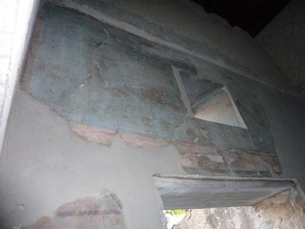 Ins. V 35, Herculaneum, September 2015. Diaeta 6, east wall above window.