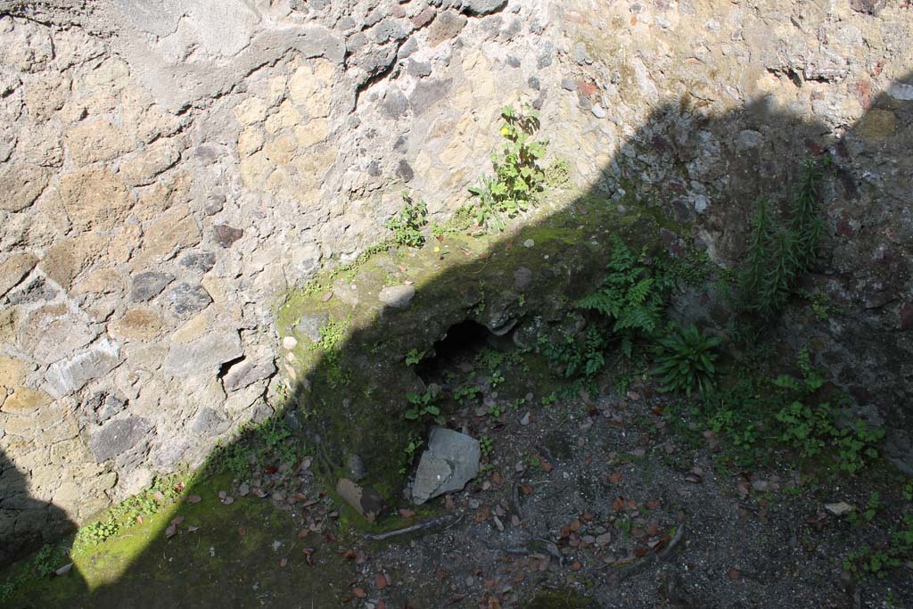 V.35 Herculaneum. March 2014. Bench/hearth in kitchen 9, against west wall.
Foto Annette Haug, ERC Grant 681269 DÉCOR
