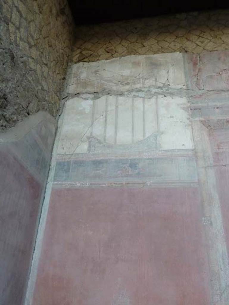 Ins. V 35, Herculaneum, September 2015. Triclinium 1, west end of north wall.