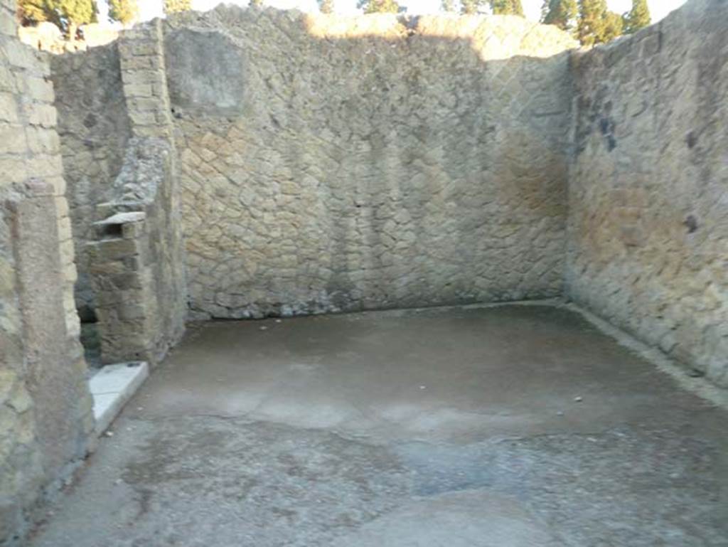 Ins. V 35, Herculaneum, September 2015. Vestibule 11, east end, with doorway to cubiculum 3, on left.
