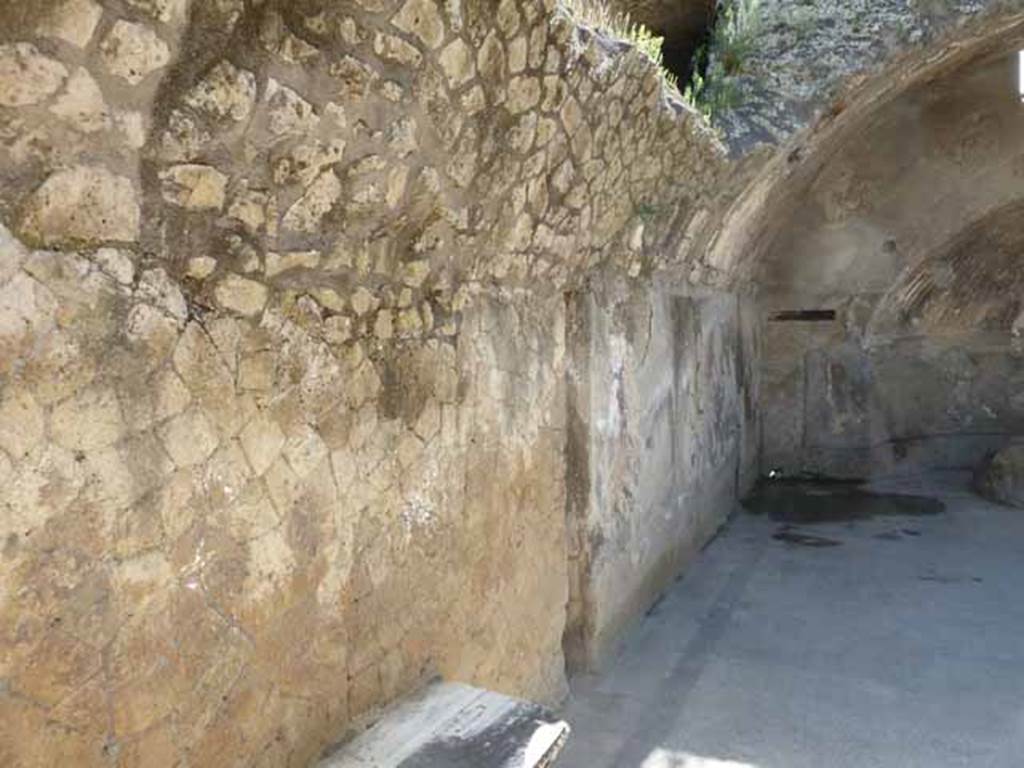 Ins. VI.1/7. May 2010. Looking south along east wall of caldarium.
