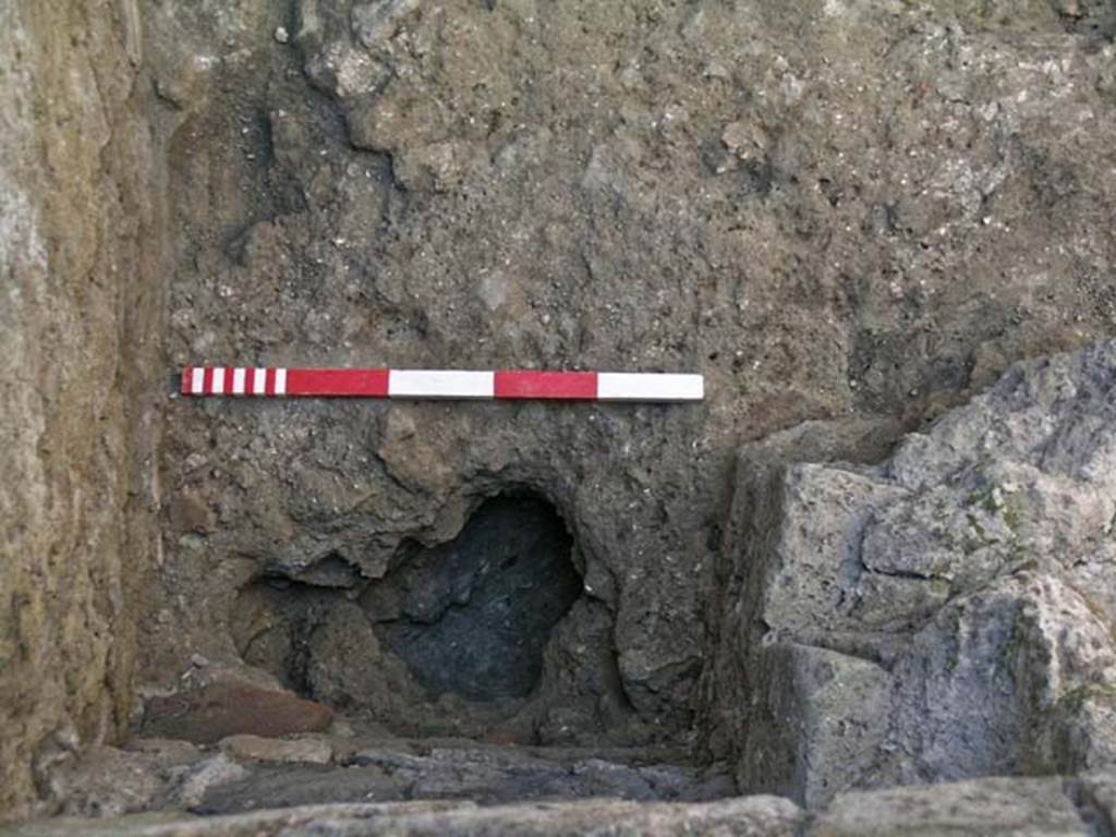 VI.12, Herculaneum. September 2004. Looking down on north-east corner. Photo courtesy of Nicolas Monteix.


