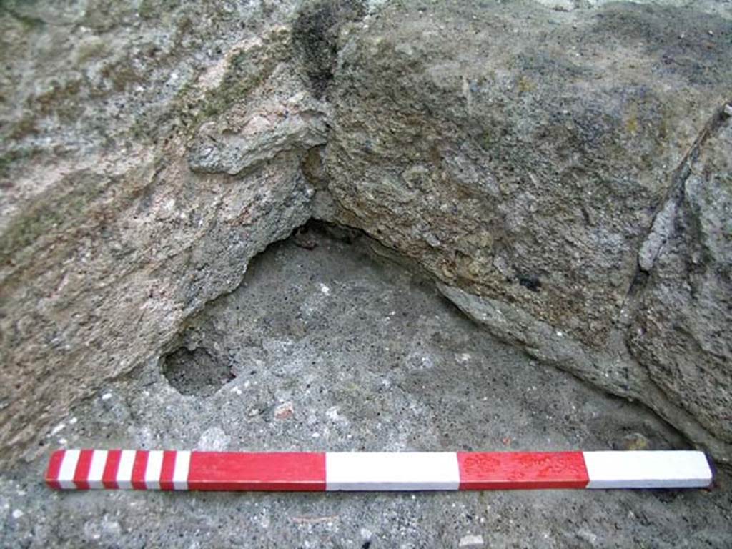 VI.12, Herculaneum. September 2004. Detail of north-west corner at base of step.
Photo courtesy of Nicolas Monteix.


