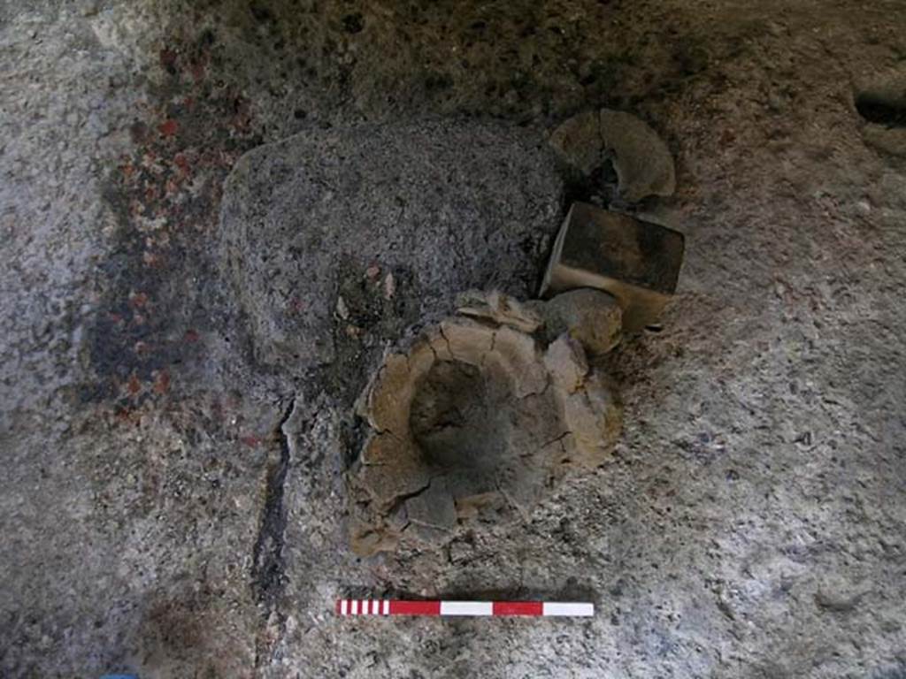 VI.12 Herculaneum. September 2004. Melting crucible area.
Photo courtesy of Nicolas Monteix.
