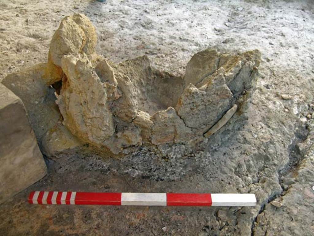 VI.12 Herculaneum. September 2004. Close-up detail of crucible/melting pot after further excavation. 
Photo courtesy of Nicolas Monteix.

