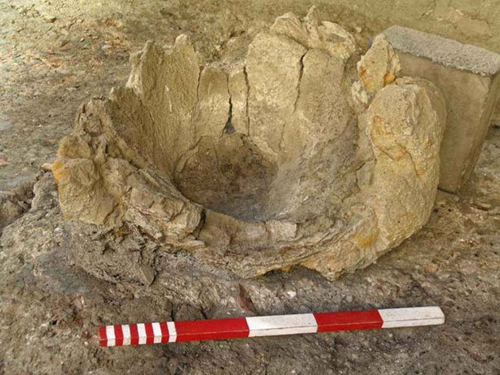 VI.12 Herculaneum. September 2004. Melting crucible.
Photo courtesy of Nicolas Monteix.
