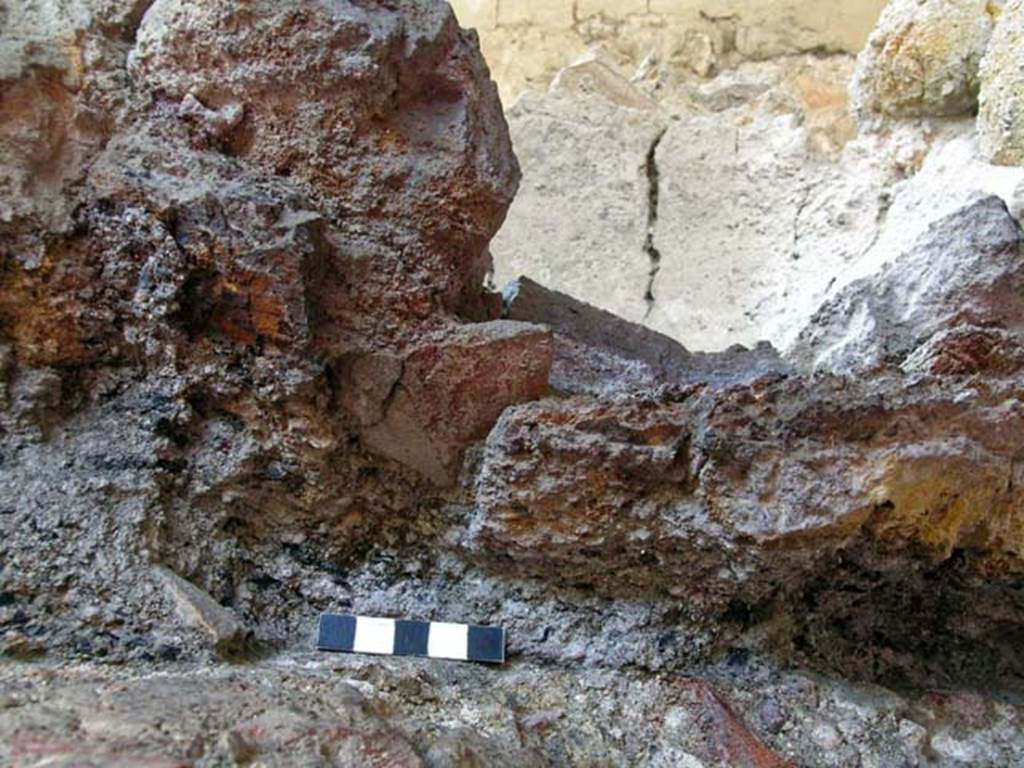 VI.12 Herculaneum. September 2004. Detail of outside of crucible.
Photo courtesy of Nicolas Monteix.
