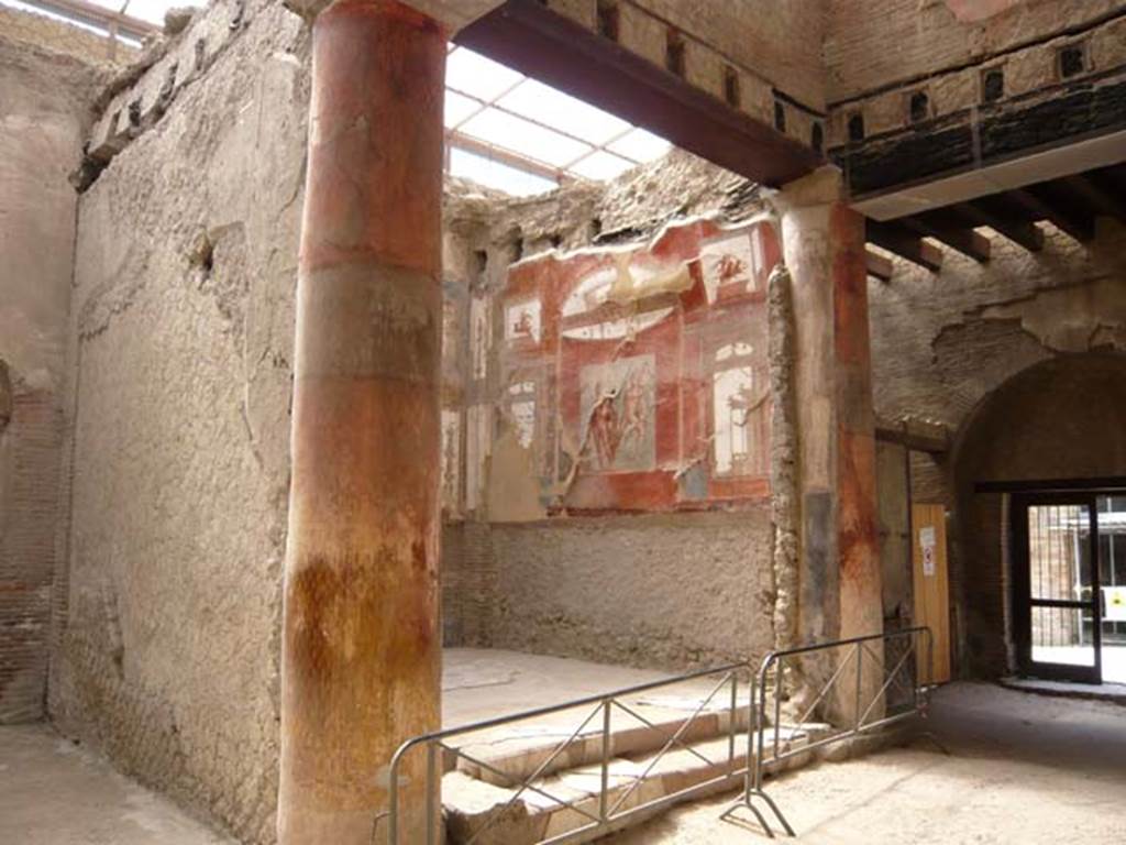 Ins.VI.21, Herculaneum. May 2009. Right (west) wall of Hall of the Augustals. 
Wall painting of Hercules with Achelous and Deianeira. Photo courtesy of Buzz Ferebee.

