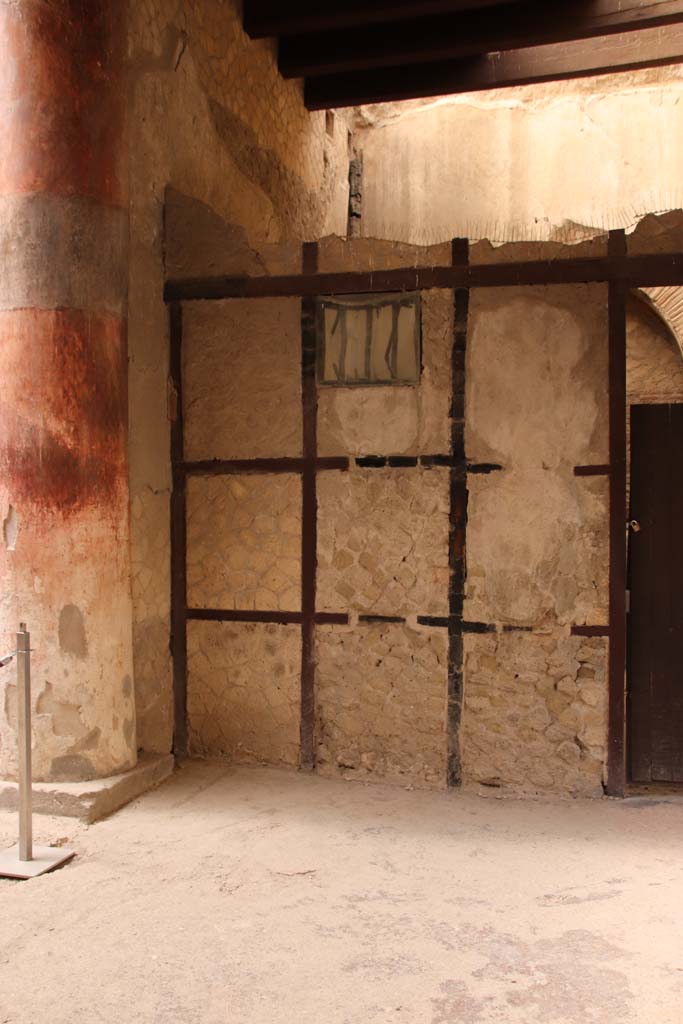 VI.21 Herculaneum. September 2015. 
Looking south towards wall of Opus craticium, belonging to a possible caretaker’s room.
Photo courtesy of Klaus Heese.
