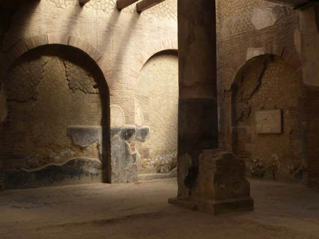 VI.21 Herculaneum. August 2013. Looking towards the north-west corner. Photo courtesy of Buzz Ferebee.
