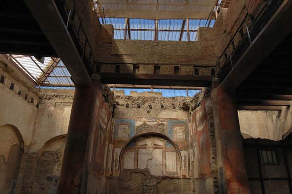 VI.21 Herculaneum. May 2011. Upper south side. Photo courtesy of Nicolas Monteix. 