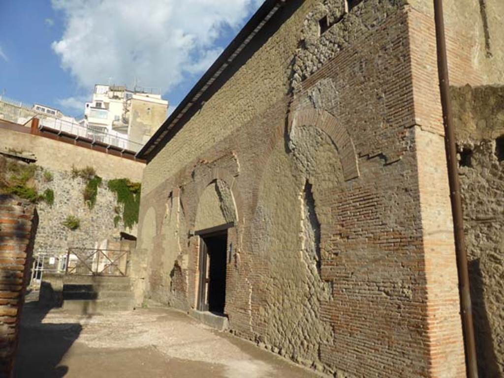 Ins. VI 24, Herculaneum, September 2015. Entrance doorway on east side ...