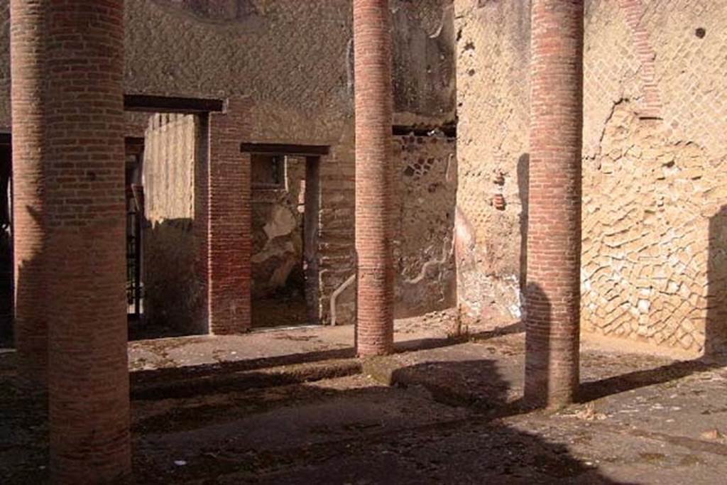 VI.29, Herculaneum. April 2002. Looking north-west across atrium towards west wall, with doorway to VI.28, centre left. Photo courtesy of Nicolas Monteix.
