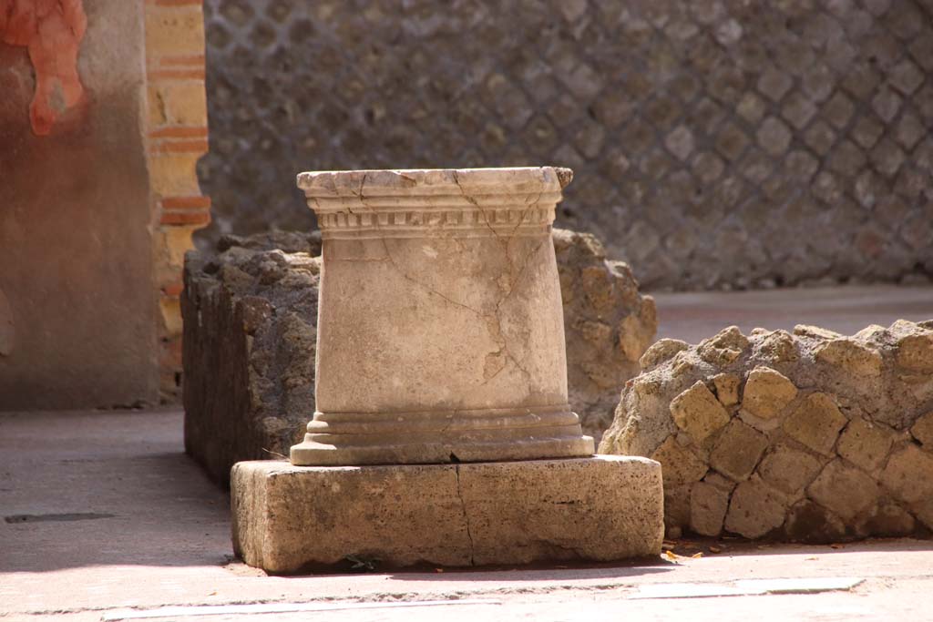 VI.29 Herculaneum. September 2019. Atrium 9, the second atrium, puteal near north-west corner. 
Photo courtesy of Klaus Heese.
