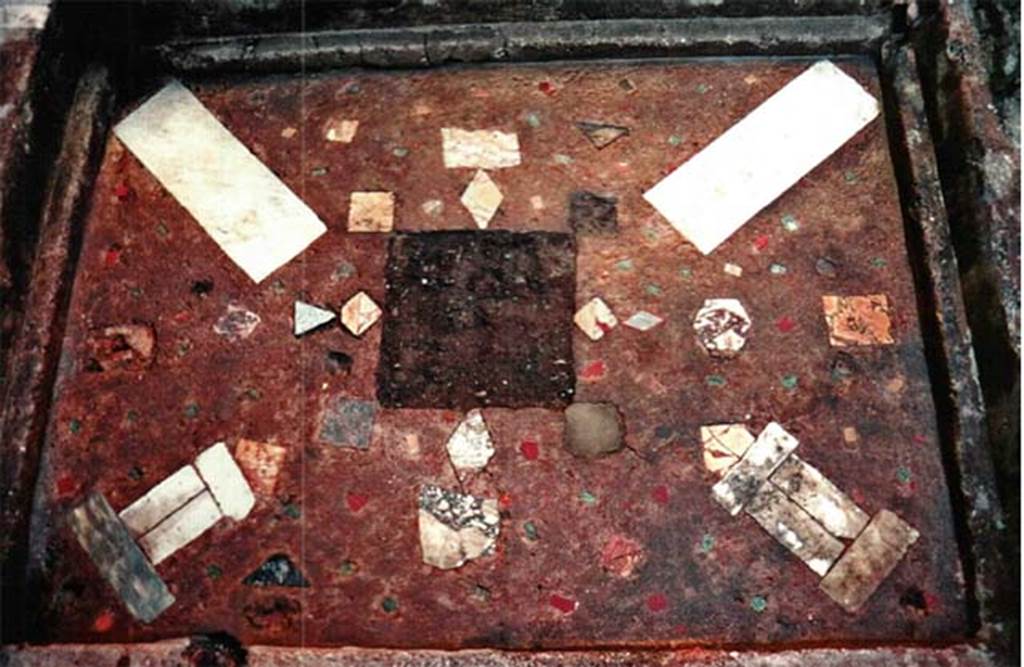 VI.29, Herculaneum. Base of impluvium in second atrium, lined in opus signinum and with a central recess that probably held a fountain/statue.
Herculaneum VI.29 secondo atrio, cementizio con inserti litici e marmorei.
See http://tess.beniculturali.unipd.it/web/scheda/?recid=18636
