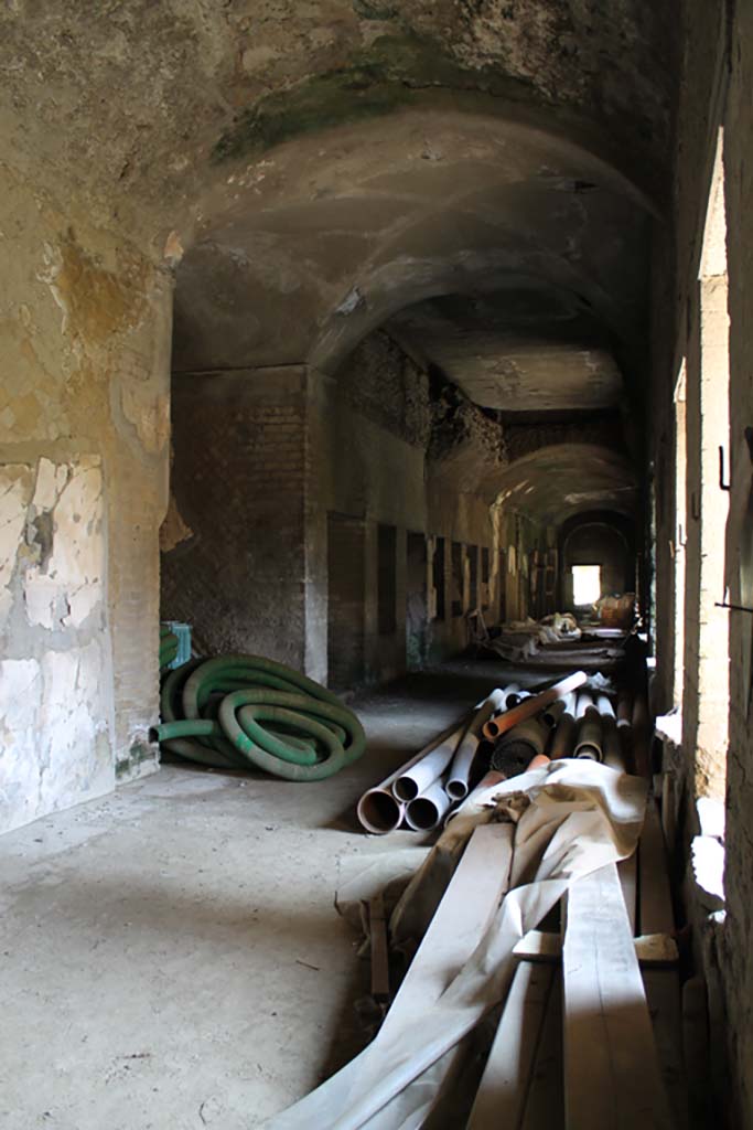 Ins. Orientalis II.4, Herculaneum, March 2014. Looking east along interior of cryptoporticus. 
Foto Annette Haug, ERC Grant 681269 DÉCOR

