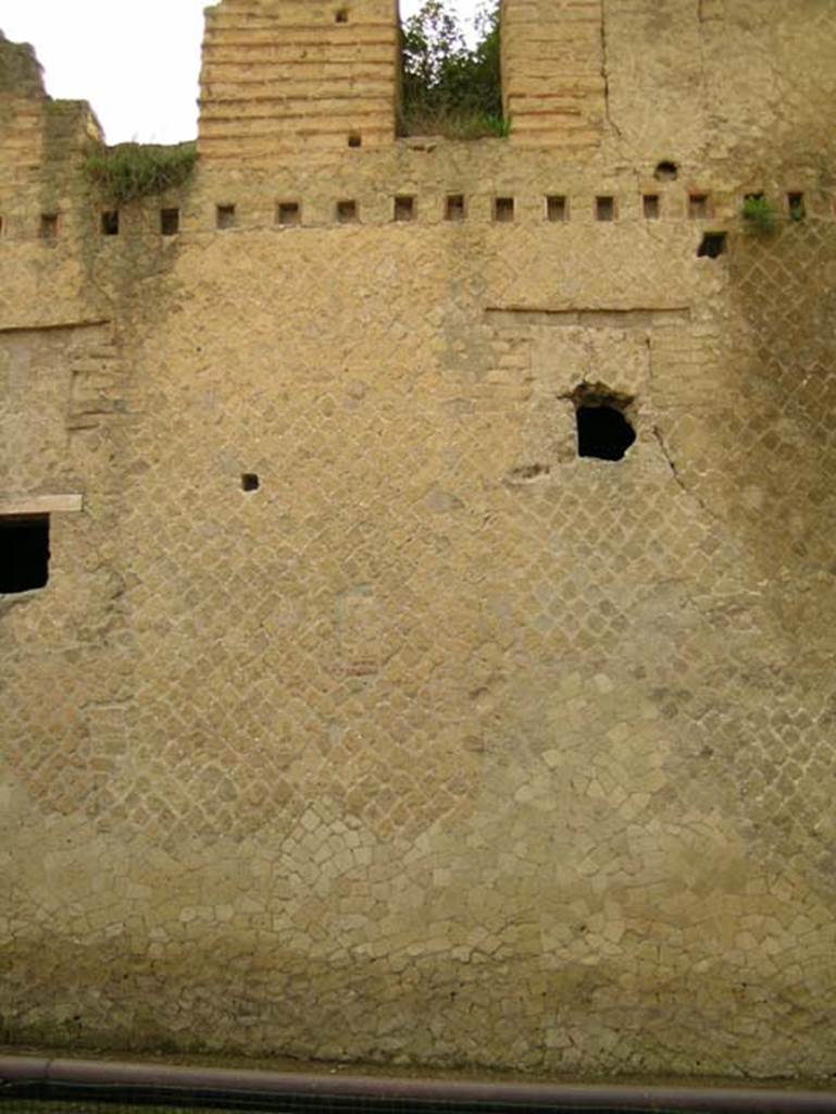 Ins Or II, 8, Herculaneum. December 2004. Upper floor fa�ade on north side of doorway. 
Photo courtesy of Nicolas Monteix.
