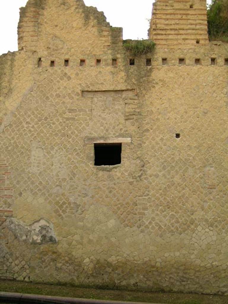 Ins Or II, 8, Herculaneum. December 2004. Fa�ade on north side of doorway. 
Photo courtesy of Nicolas Monteix.
