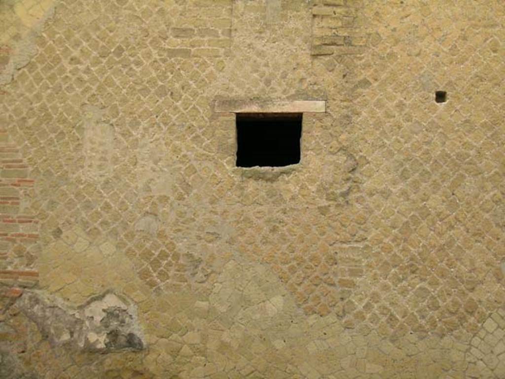 Ins. Or. II.8, Herculaneum. December 2004. Fa�ade on north side of doorway. 
Photo courtesy of Nicolas Monteix.
