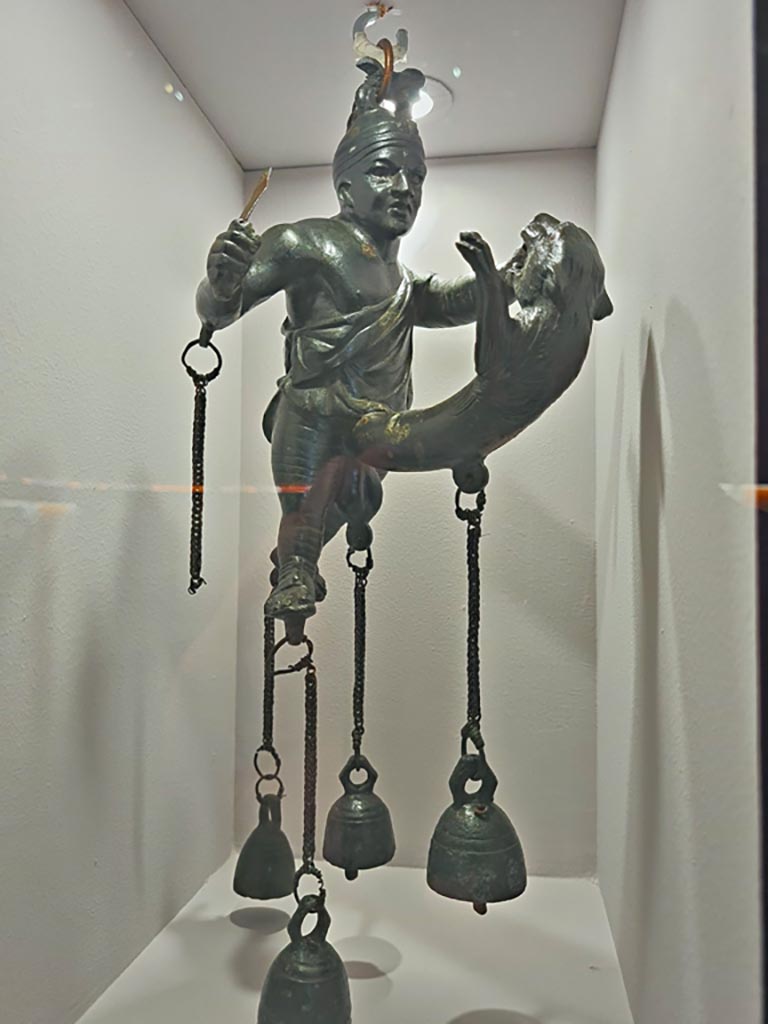 Found Herculaneum, 8th February 1740. Bronze tintinnabulum. Unknown Provenance.
Gladiator fighting against his own phallus which has turned into a panther.
On display in Naples Archaeological Museum. Inventory number 27853. May 2021. Photo courtesy of Giuseppe Ciaramella.
