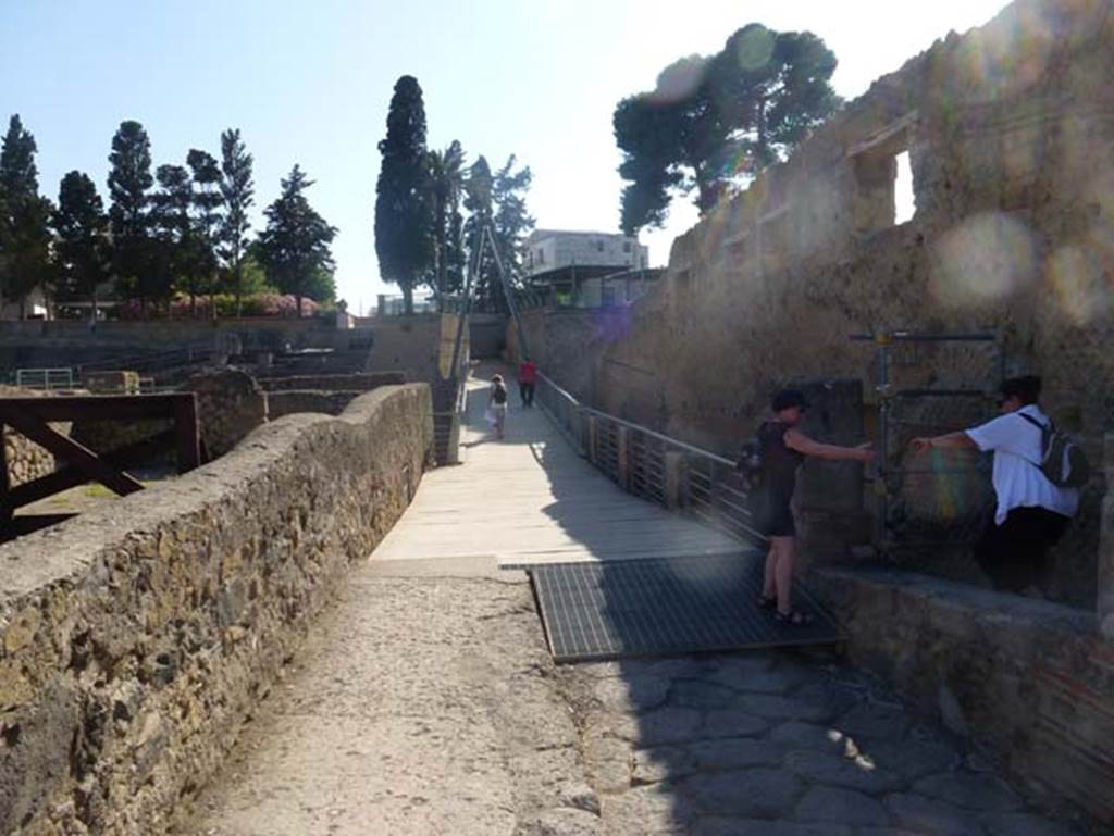 Herculaneum, June 2012. Looking south across access bridge, with II.1 Casa di Aristide, on the right.  On the left is III.1 Casa dell’Albergo.  Photo courtesy of Michael Binns.
