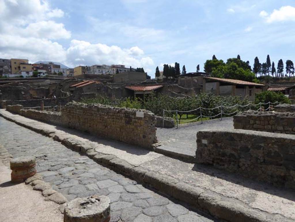 Cardo III Inferiore, Herculaneum. September 2015. Looking towards entrance doorway of III.1 on east side of Cardo III Inferiore.
Photo courtesy of Michael Binns.
