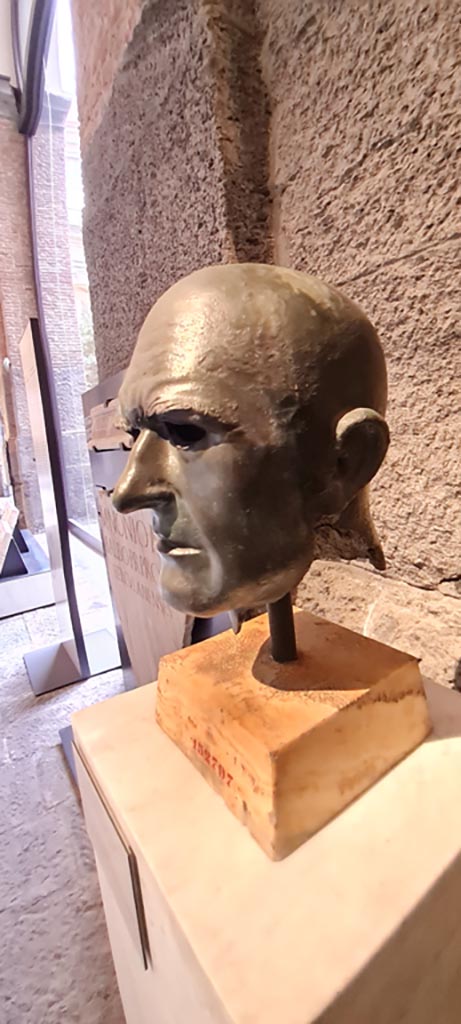 Herculaneum. Cardo III. April 2023. 
Detail of part of a statue of an unknown elderly man resembling the Emperor Vespasian.
Displayed in “Campania Romana” gallery of Naples Archaeological Museum, inv. 152797.
Photo courtesy of Giuseppe Ciaramella.
