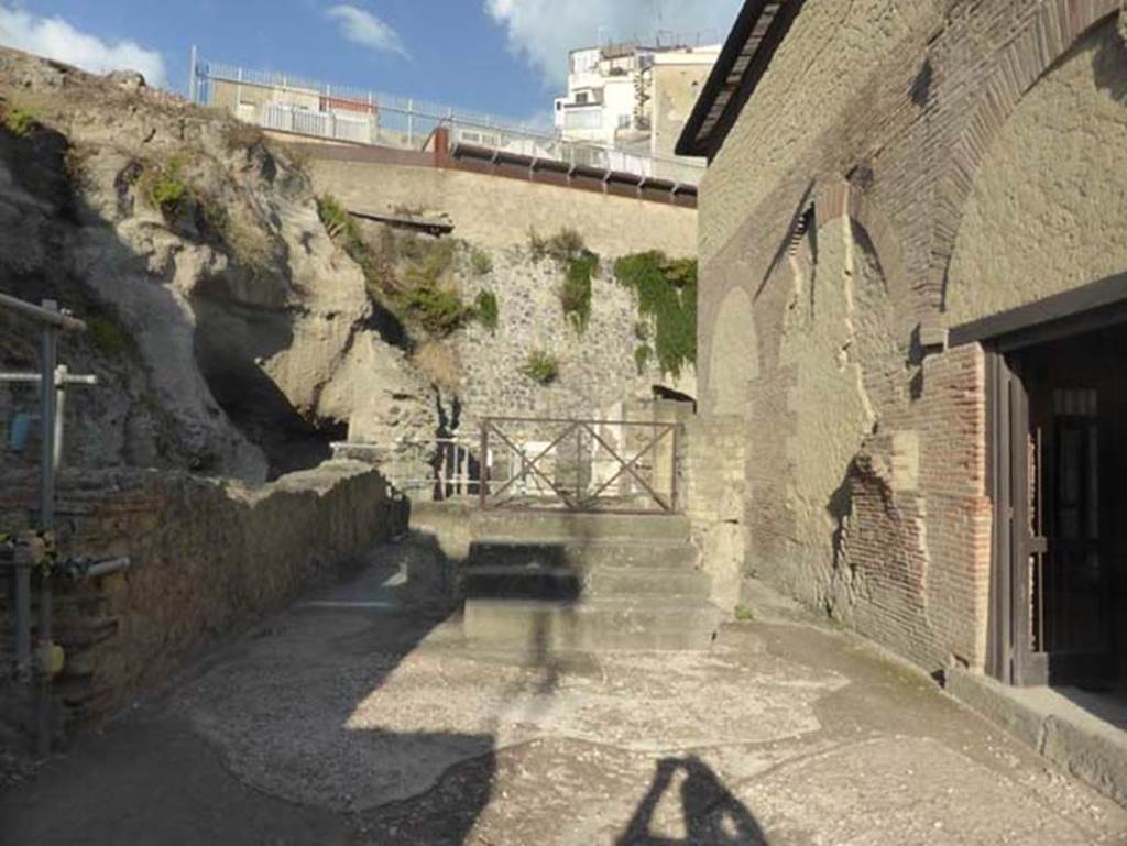 Cardo III Superiore, Herculaneum. September 2015. Looking north at northern end with entrance doorway to VI.24 on right. 
